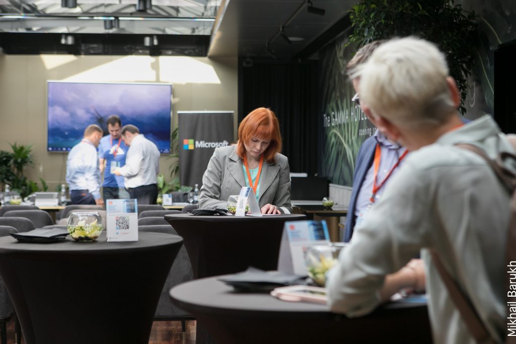 Speaker presenting at a digital communications conference