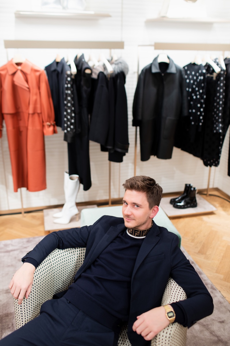 Гость сидит в светлом showroom-пространстве во время корпоративного мероприятия.