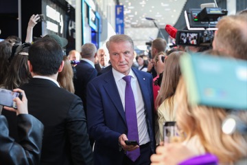 VIP-гость проходит через медиазону во время публичного мероприятия.